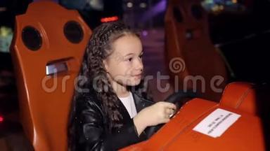 一个小女孩在商场的现代儿童`房间里玩电子游戏。